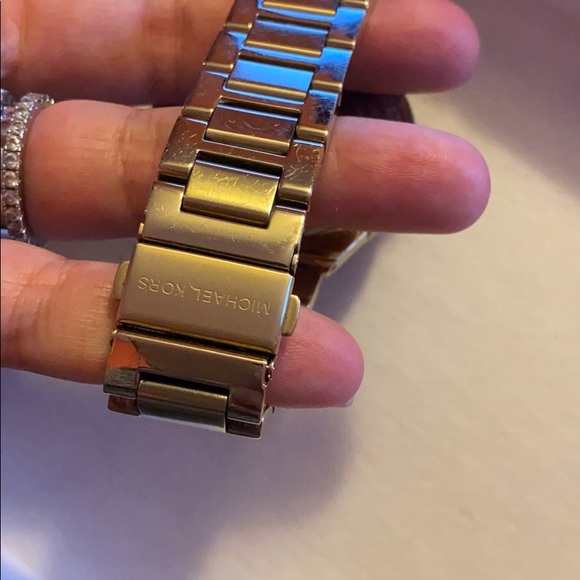 Beautiful gold Michael Kors watch - Picture 3 of 4